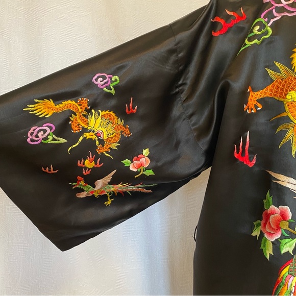 Vtg silk and silk lined hand embroidered  black Kimono. EUC Unisex - Picture 3 of 12